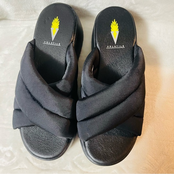Volatile Yelepa Women's Criss Cross Wedge Black Puffy Padded Slide Sandals Sz 6 - Picture 2 of 5